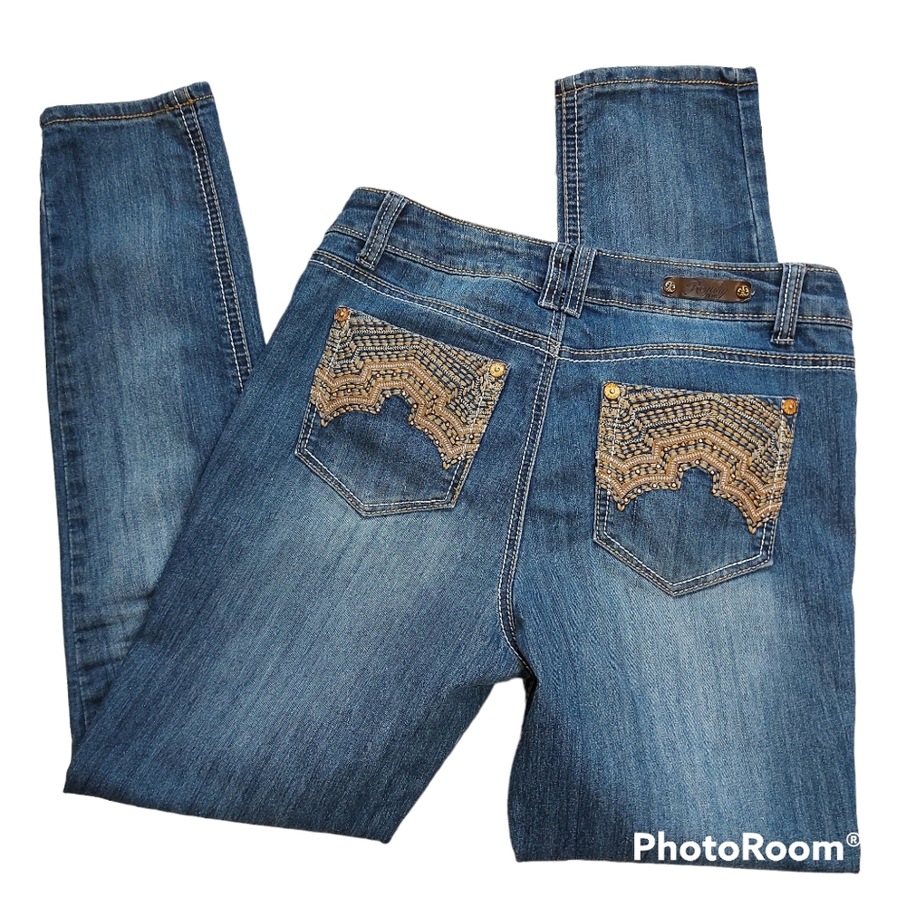 Stunning Pocket Embroidery on Royalty by YMI Mid Rise Skinny Jeans Size 10